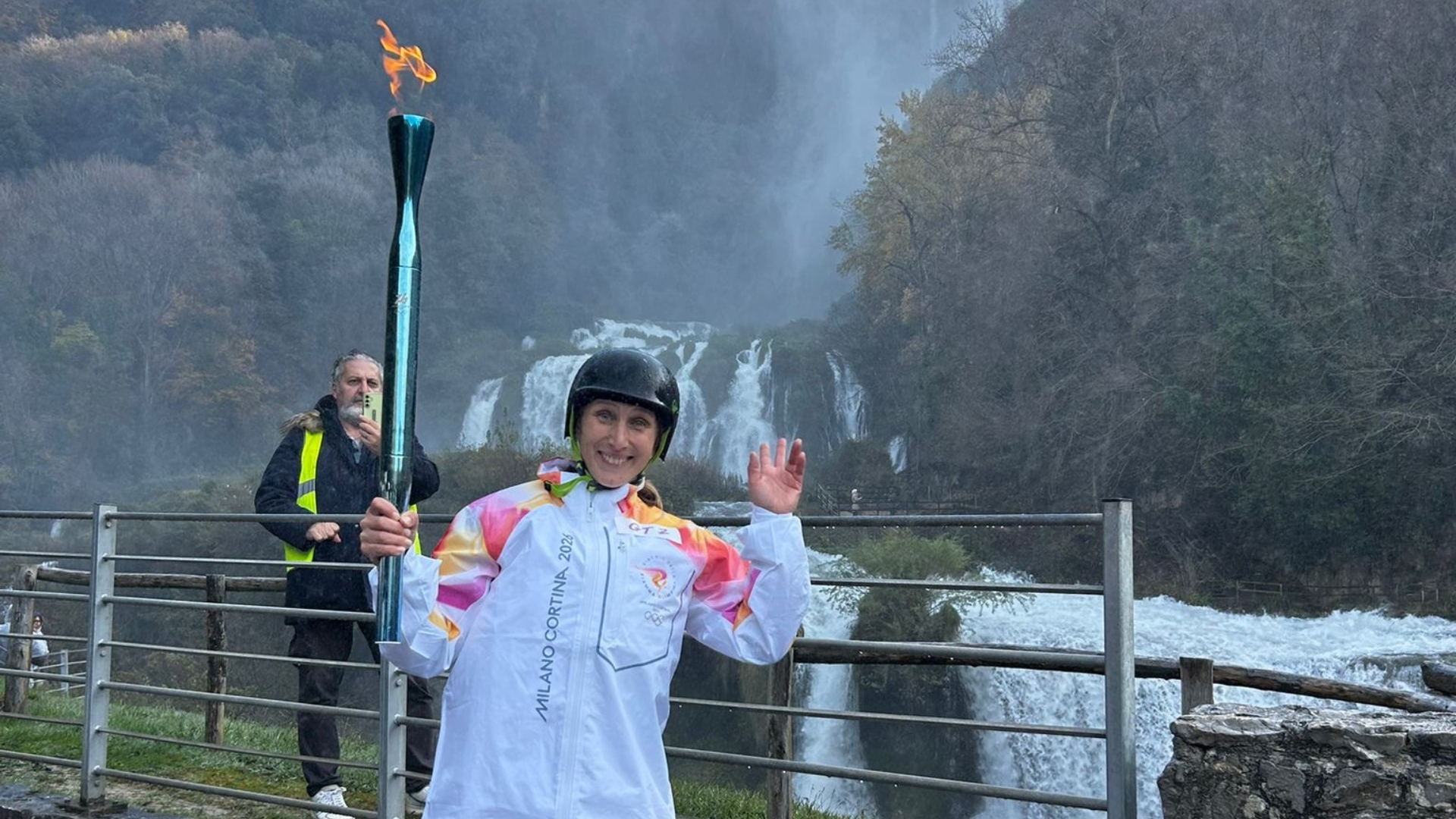 La Fiamma Olimpica di Milano-Cortina 2026 approda alle Marmore per la prima storica discesa in rafting.